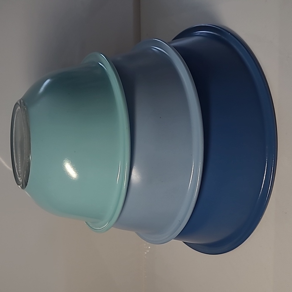 Vintage Pyrex blue (325.322) aqua blue (323) glass nesting bowl